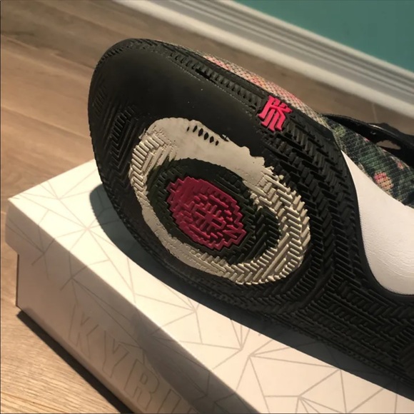 Nike Kyrie low 1 floral basketball - Picture 6 of 7